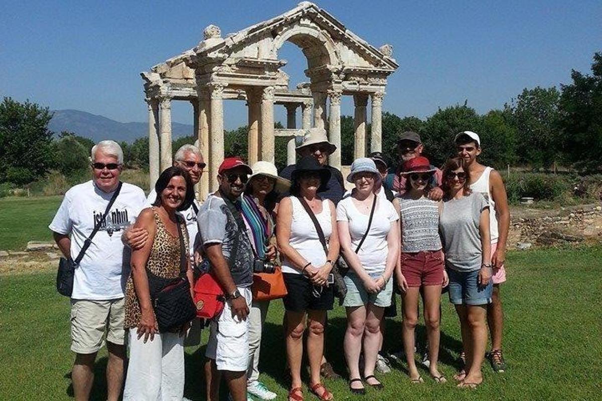 un gruppo di persone in posa per una foto davanti a un monumento
