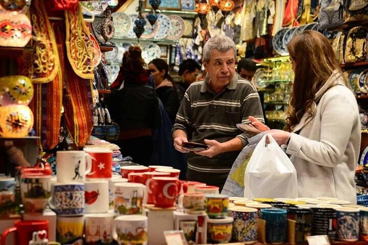 um homem e uma mulher parados em uma loja