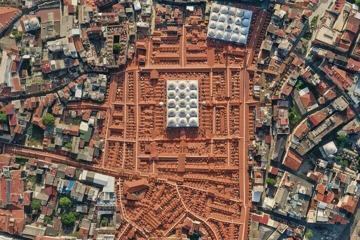 uma vista aérea de uma cidade com casas e edifícios