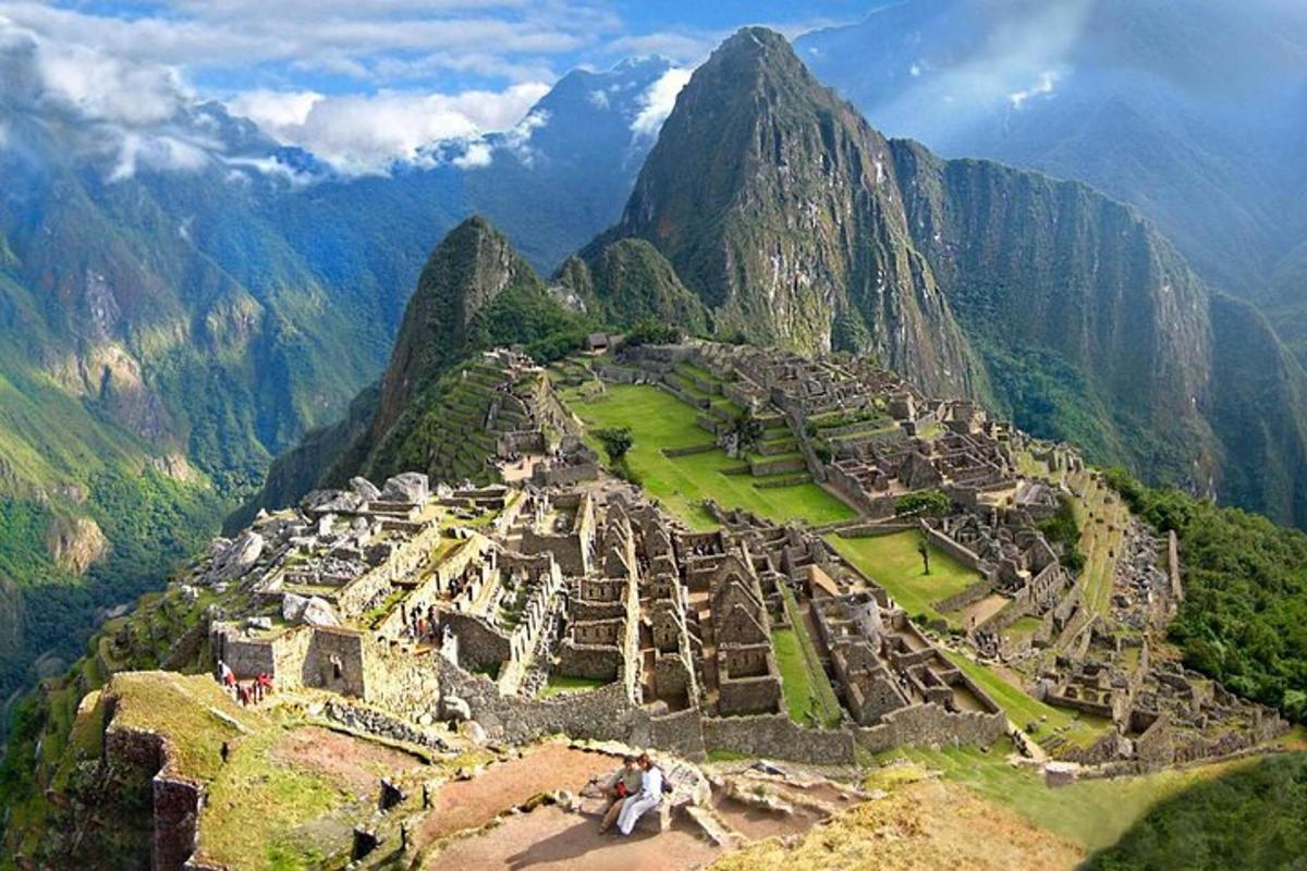 pohled na ruiny Machu Picchu na hoře