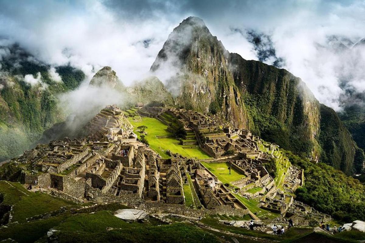 uma vista de uma cidade antiga em uma montanha