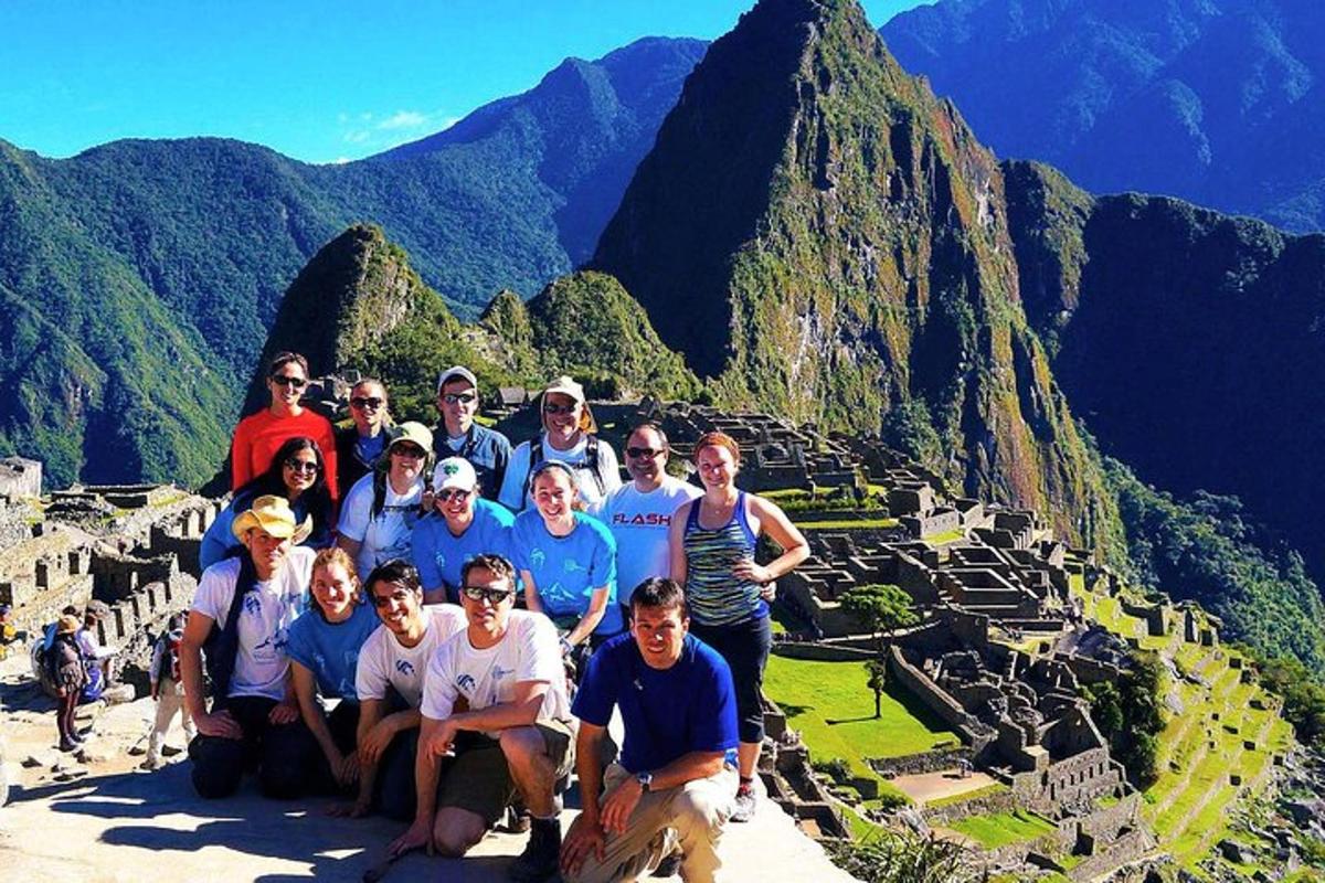 un gruppo di persone in posa per una foto su una montagna
