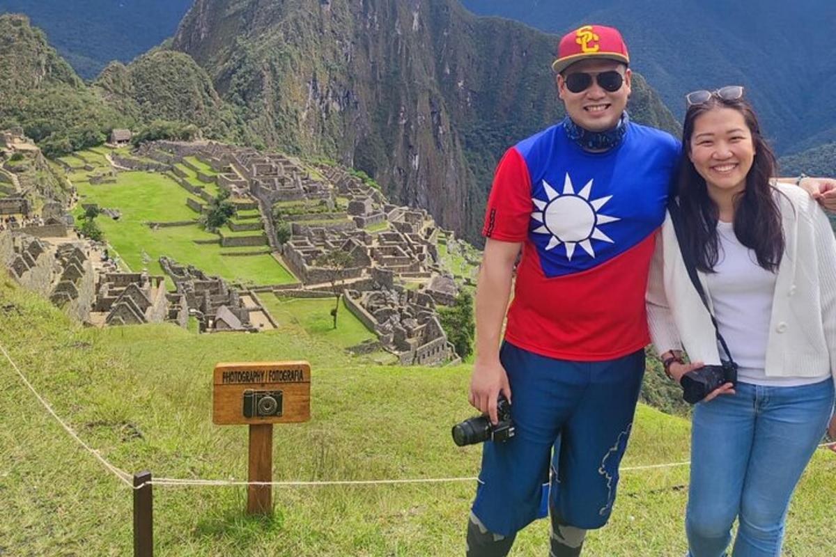 seorang lelaki dan seorang wanita berdiri di hadapan sebuah gunung