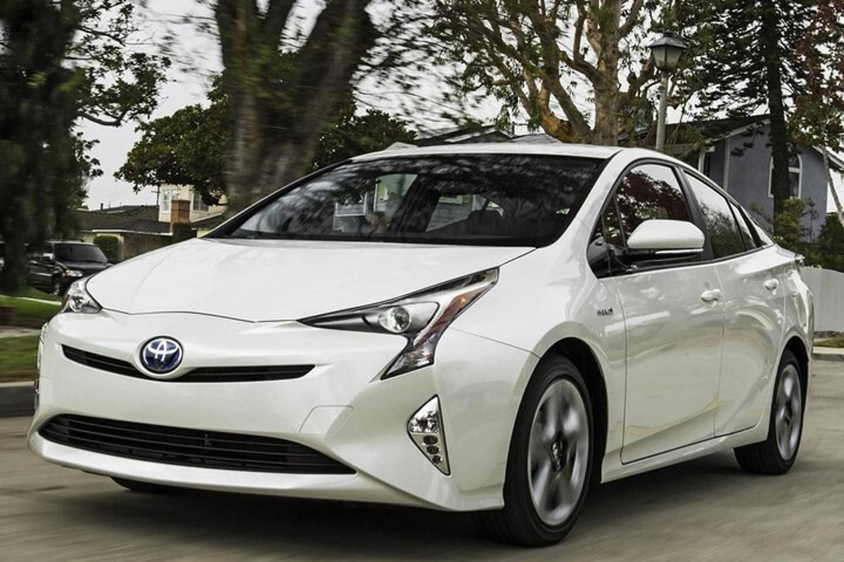 bílá Toyota Prius jedoucí po ulici
