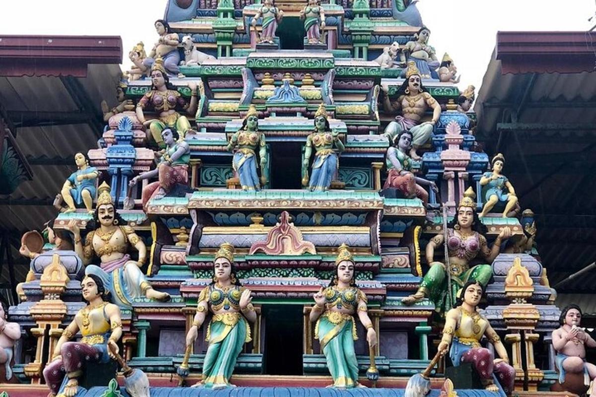 Un grupo de estatuas sentadas en lo alto de un edificio.