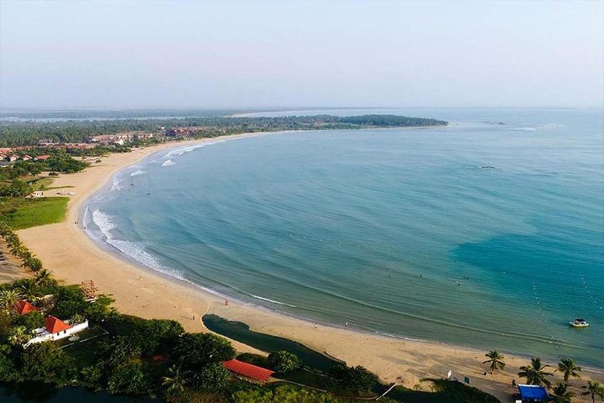 una vista aèria d'una platja i l'oceà