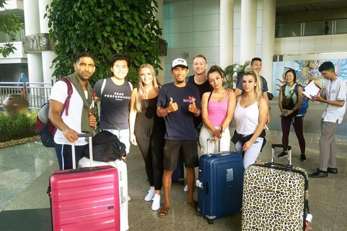 un gruppo di persone in posa per una foto con i loro bagagli