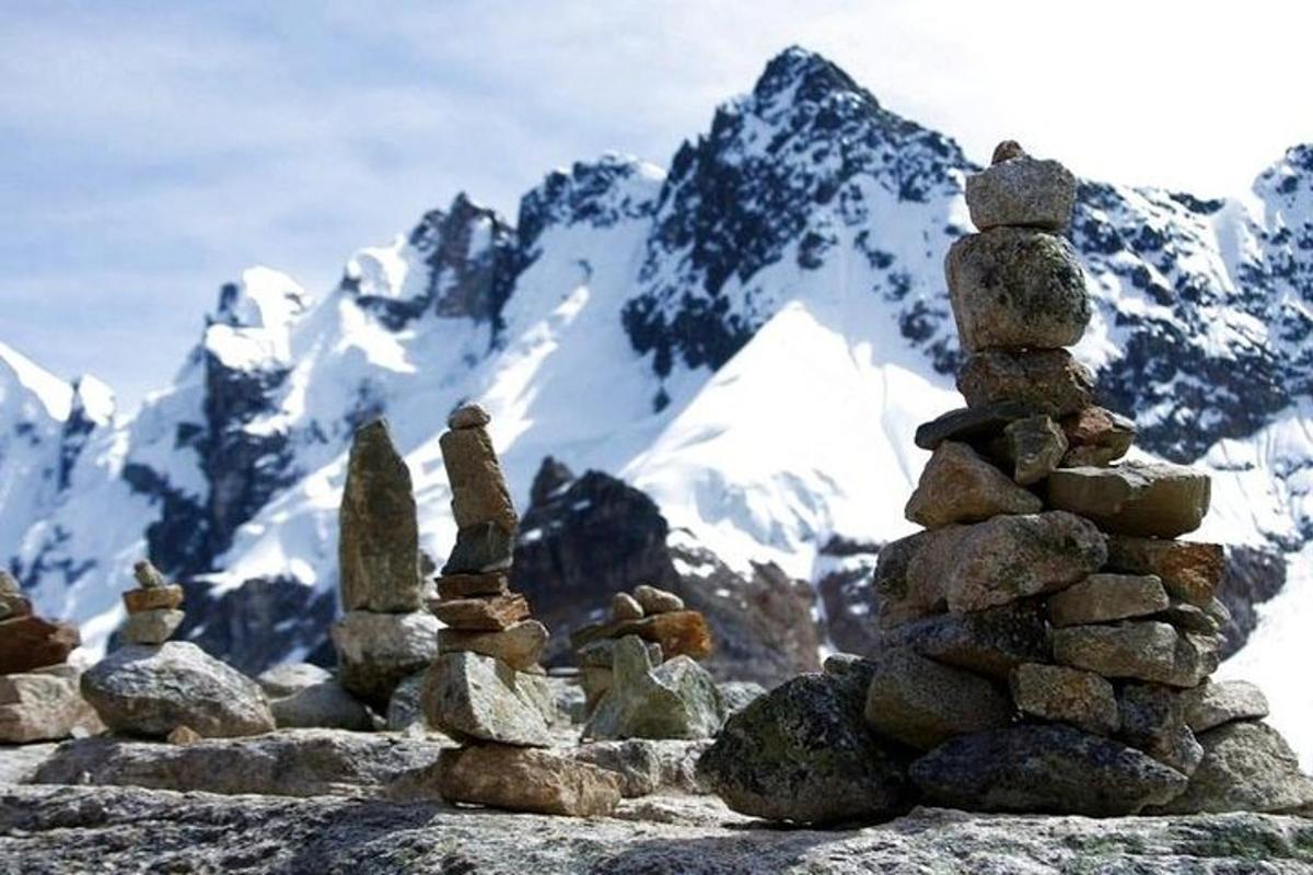 setumpuk batu yang terletak di atas gunung