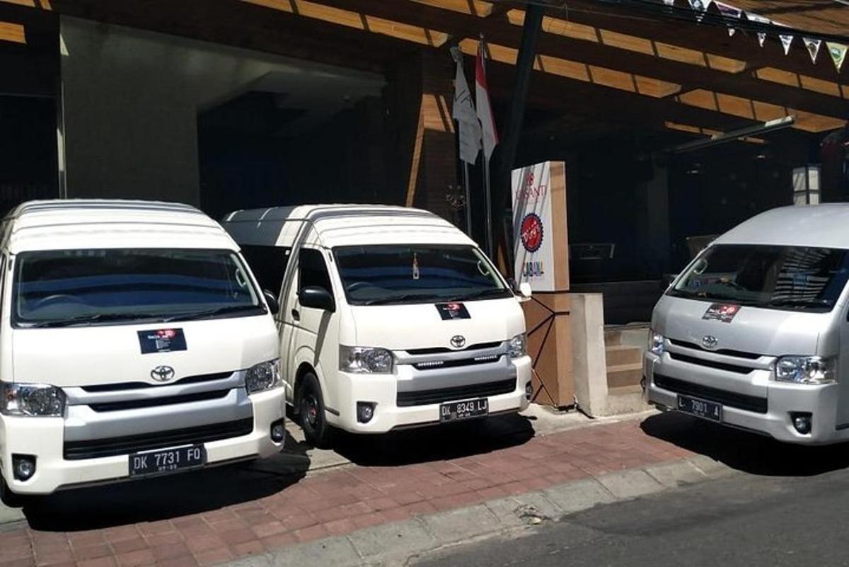 tre camion bianchi parcheggiati davanti a un garage