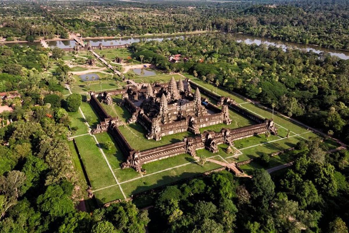 una vista aérea de un castillo en el bosque