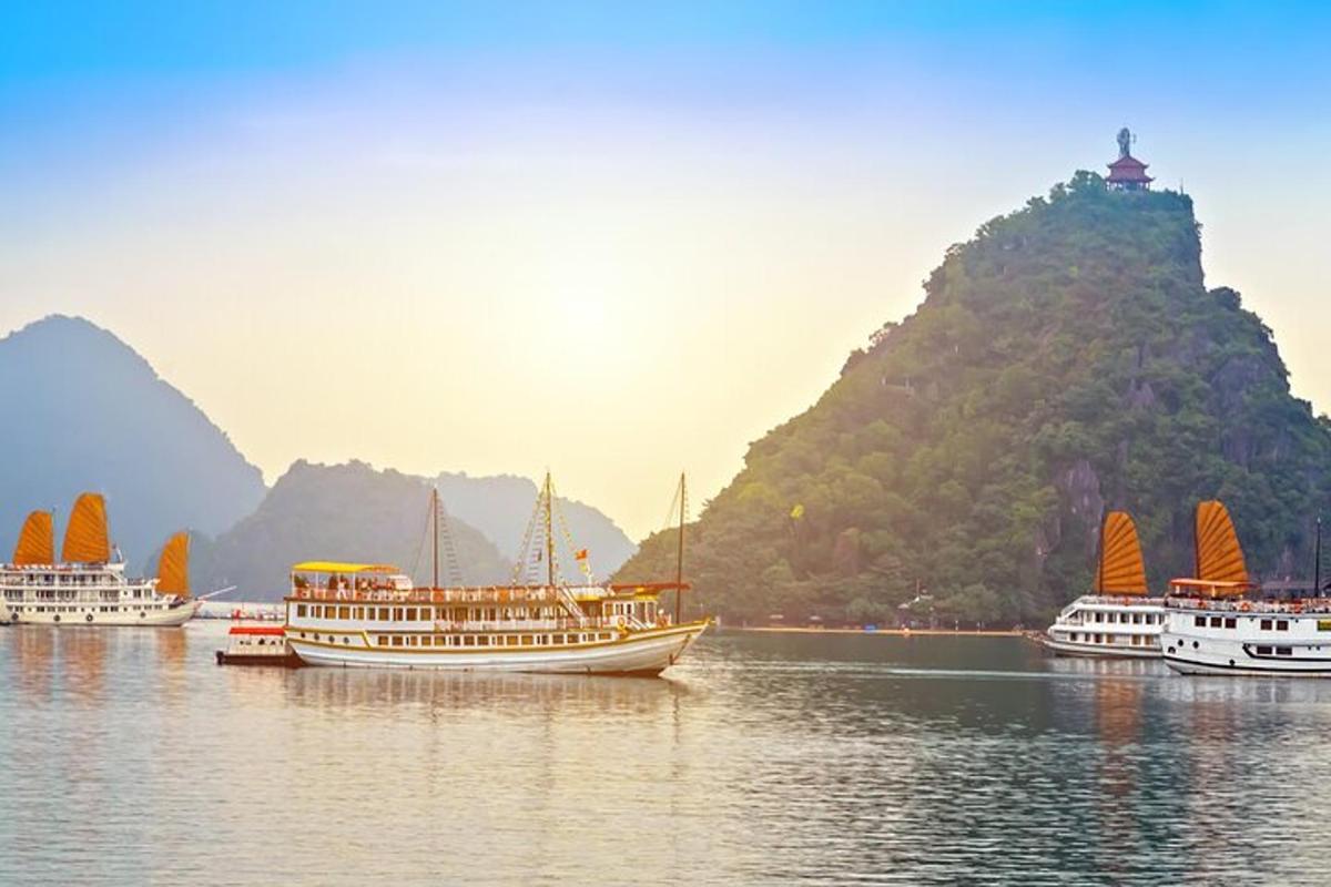 một nhóm thuyền trên mặt nước gần một ngọn núi