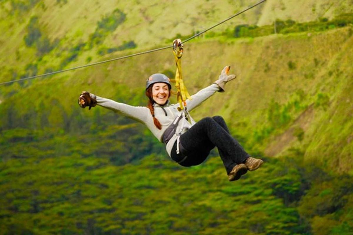 en kvinne hopper på en zipline
