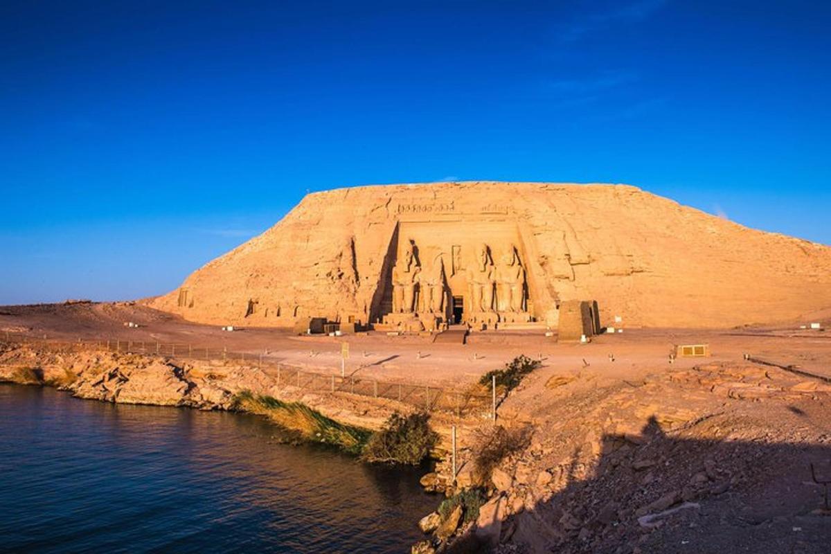 تلة كبيرة بجوار الماء بها كنيسة