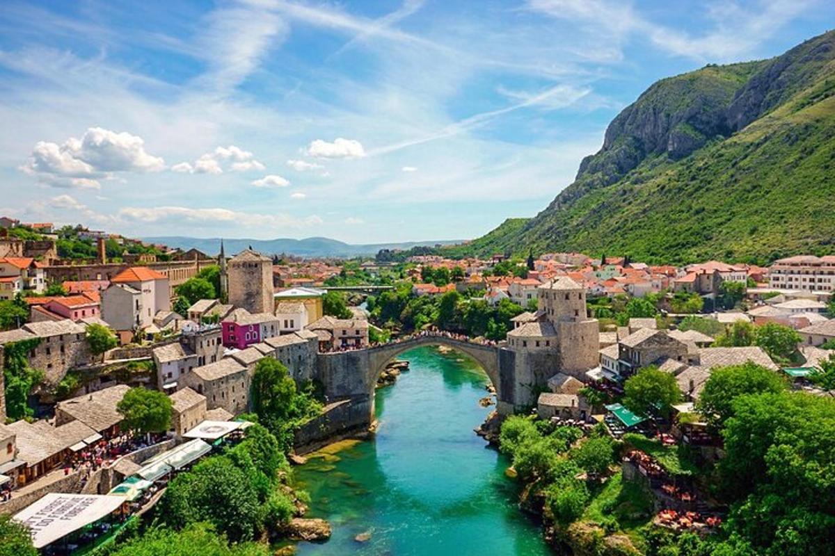 un vieux pont sur une rivière dans une ville