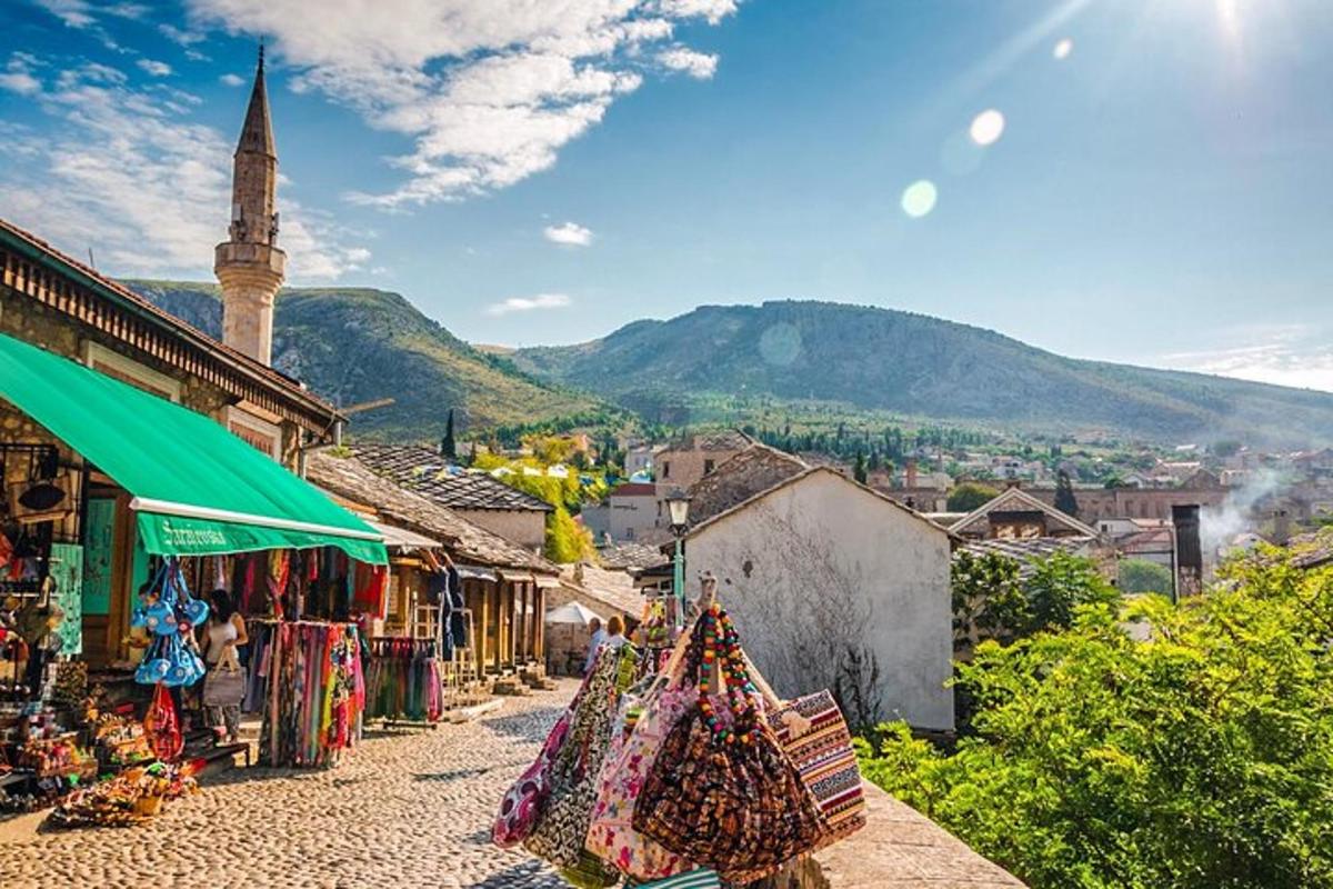 une rue dans une ville avec une mosquée en arrière-plan