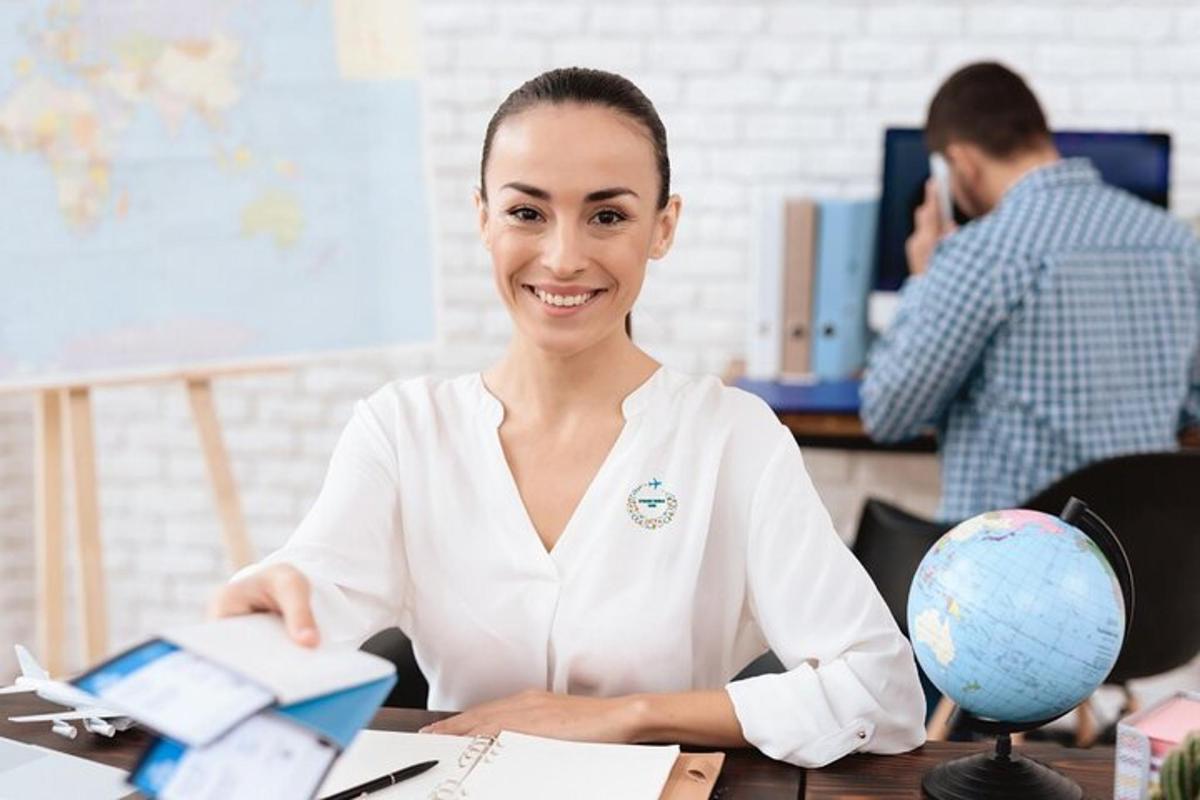 une femme assise à un bureau dans un bureau