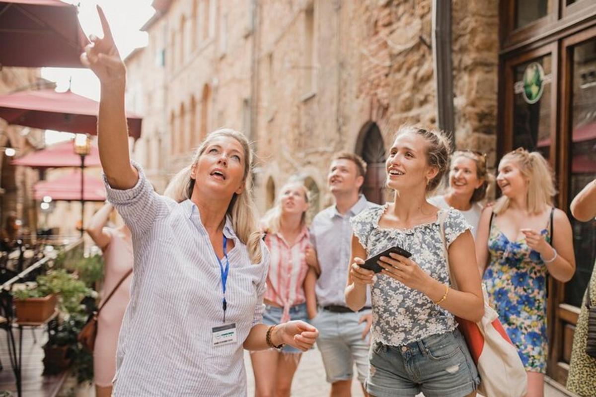 une femme prenant une photo d'un groupe de personnes