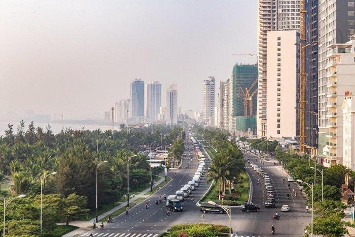 شارع مدينة مزدحم بالسيارات والمباني
