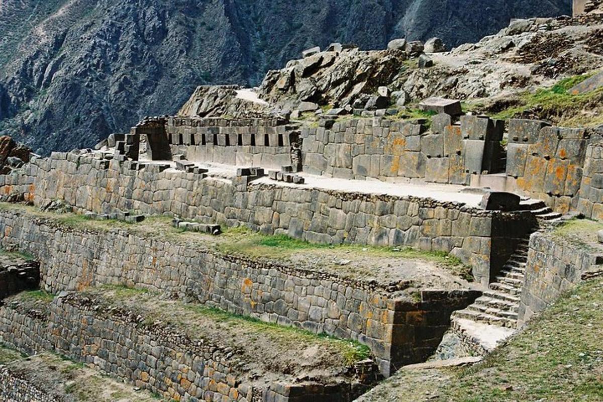 skupina ruin na vrcholu hory