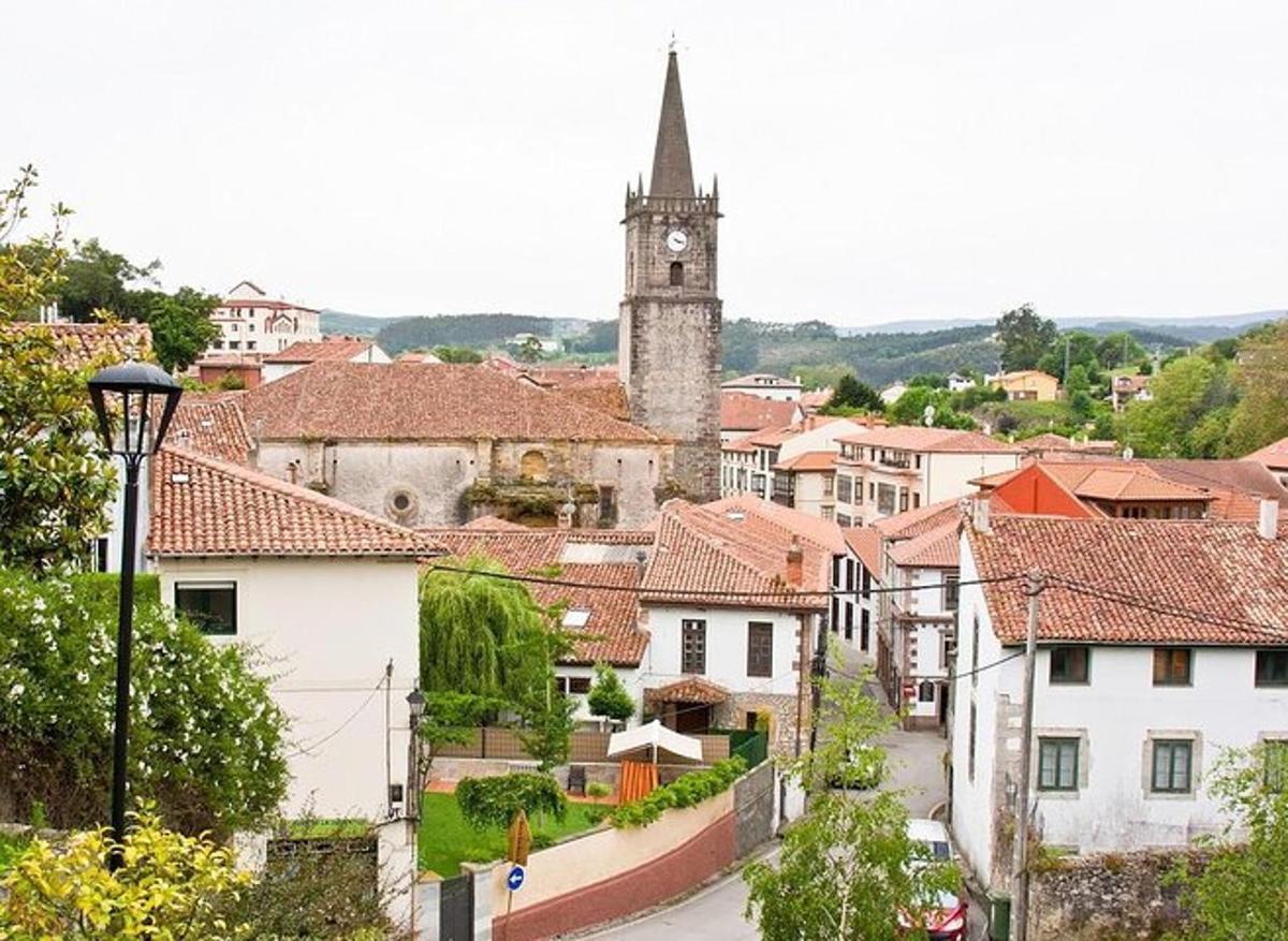 uma cidade com uma torre de relógio e uma cidade com uma rua