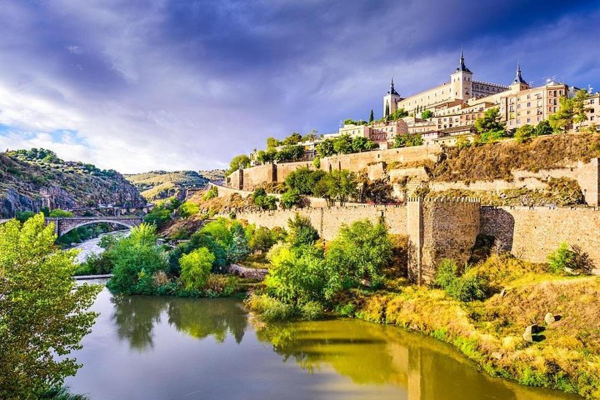 un castillo en una colina junto a un río