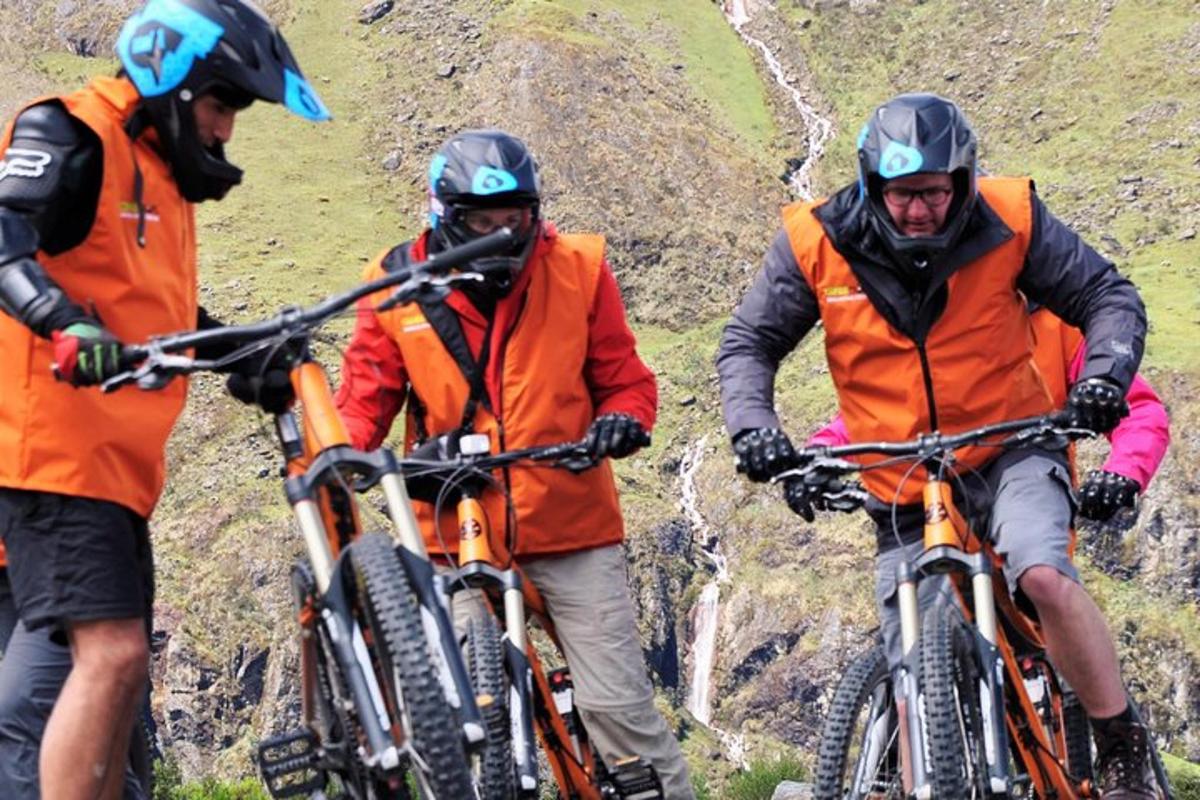 traja muži jazdiaci na bicykloch po horskom chodníku