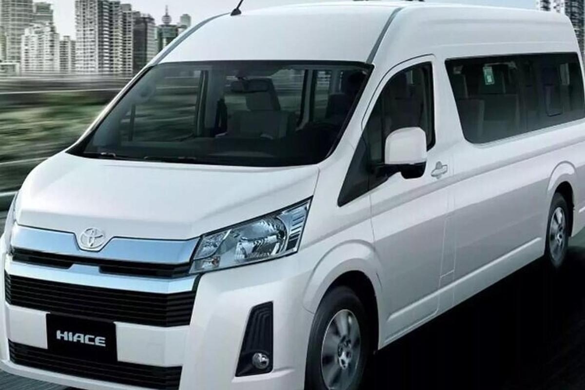 một chiếc xe tải màu trắng đang đỗ trong thành phố