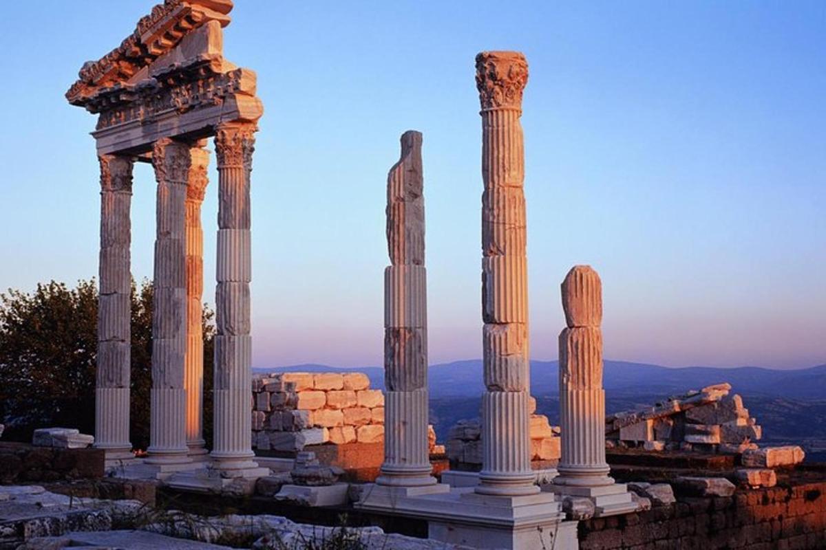 un gruppo di colonne in cima a un edificio