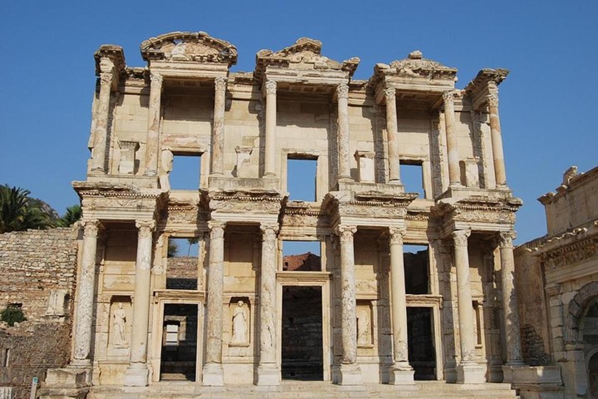 antico edificio tra le rovine della biblioteca