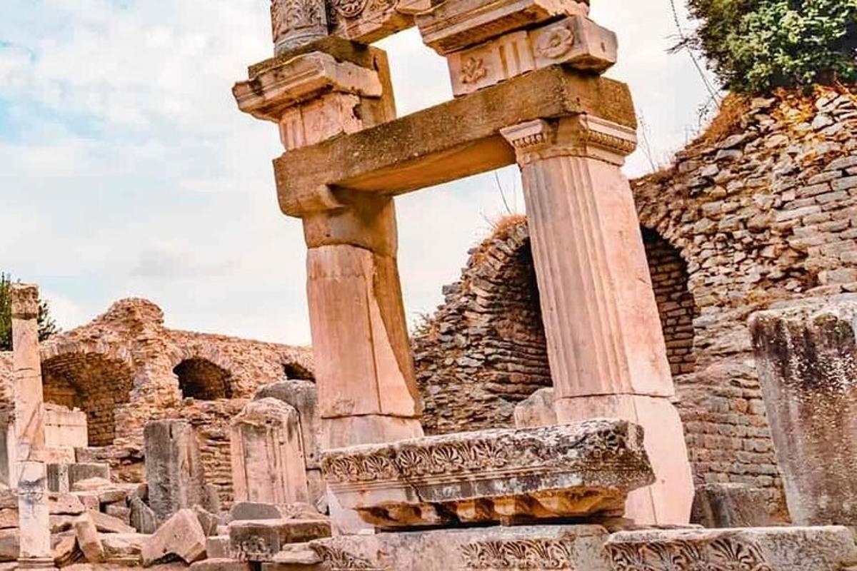 Un edificio de piedra con un pilar delante.