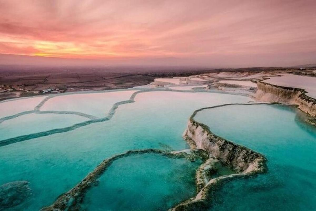 una vista aérea de una playa al atardecer