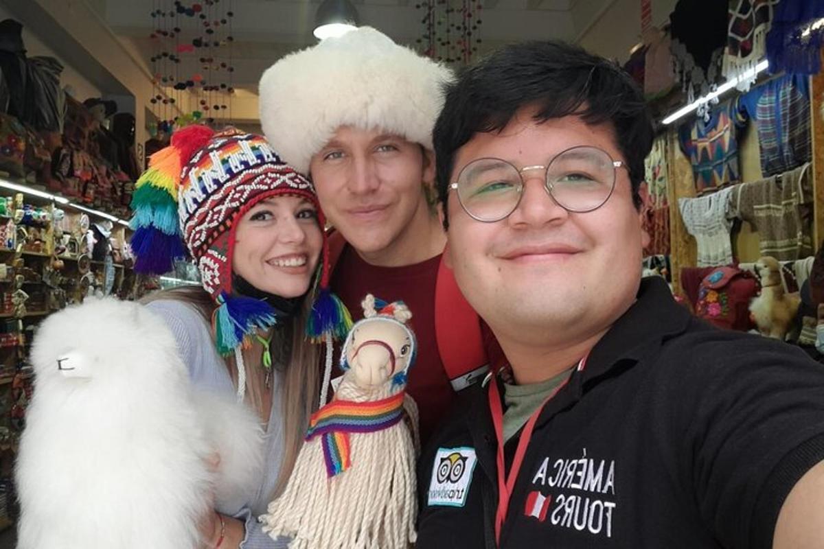 dva muži a žena pózují pro fotografii v obchodě