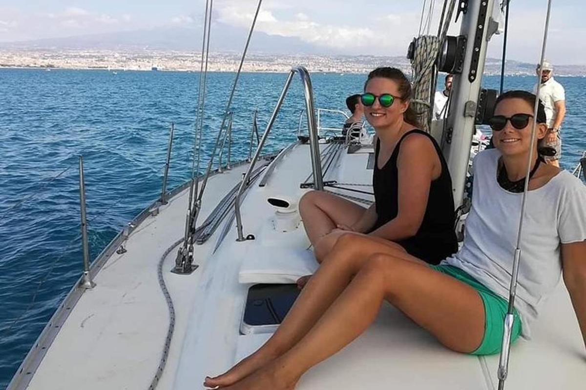 δύο γυναίκες κάθονται στο μπροστινό μέρος ενός ιστιοφόρου