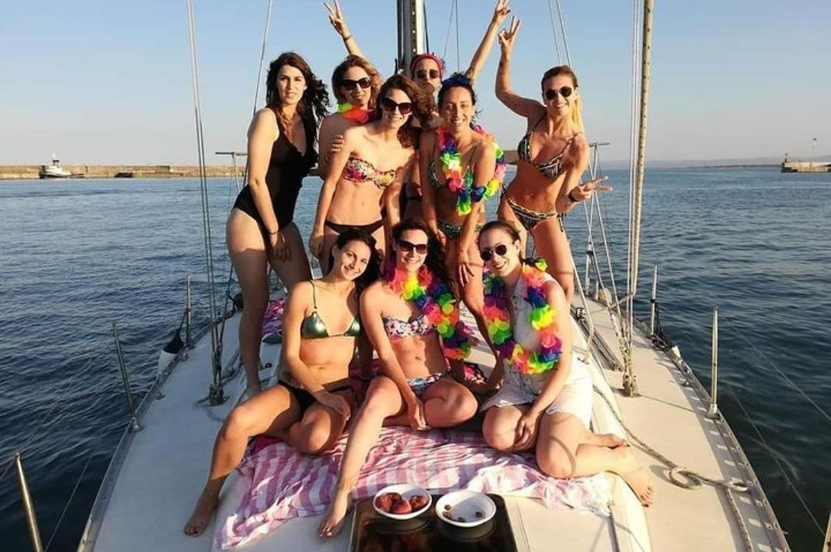 μια ομάδα γυναικών με μπικίνι σε μια βάρκα