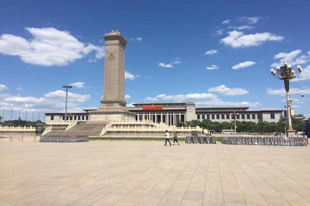 sebuah monumen besar di hadapan bangunan besar
