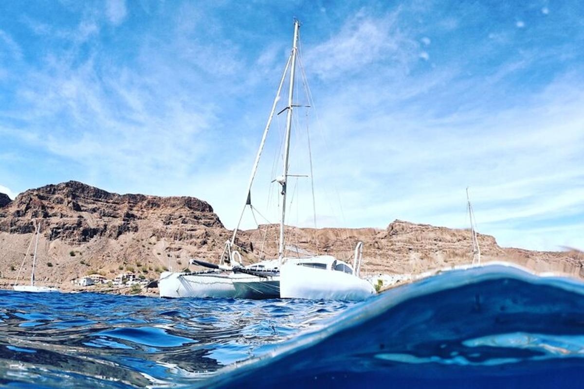 um barco na água com uma montanha ao fundo