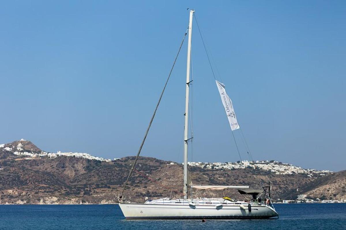 una barca a vela seduta nell'acqua di un lago