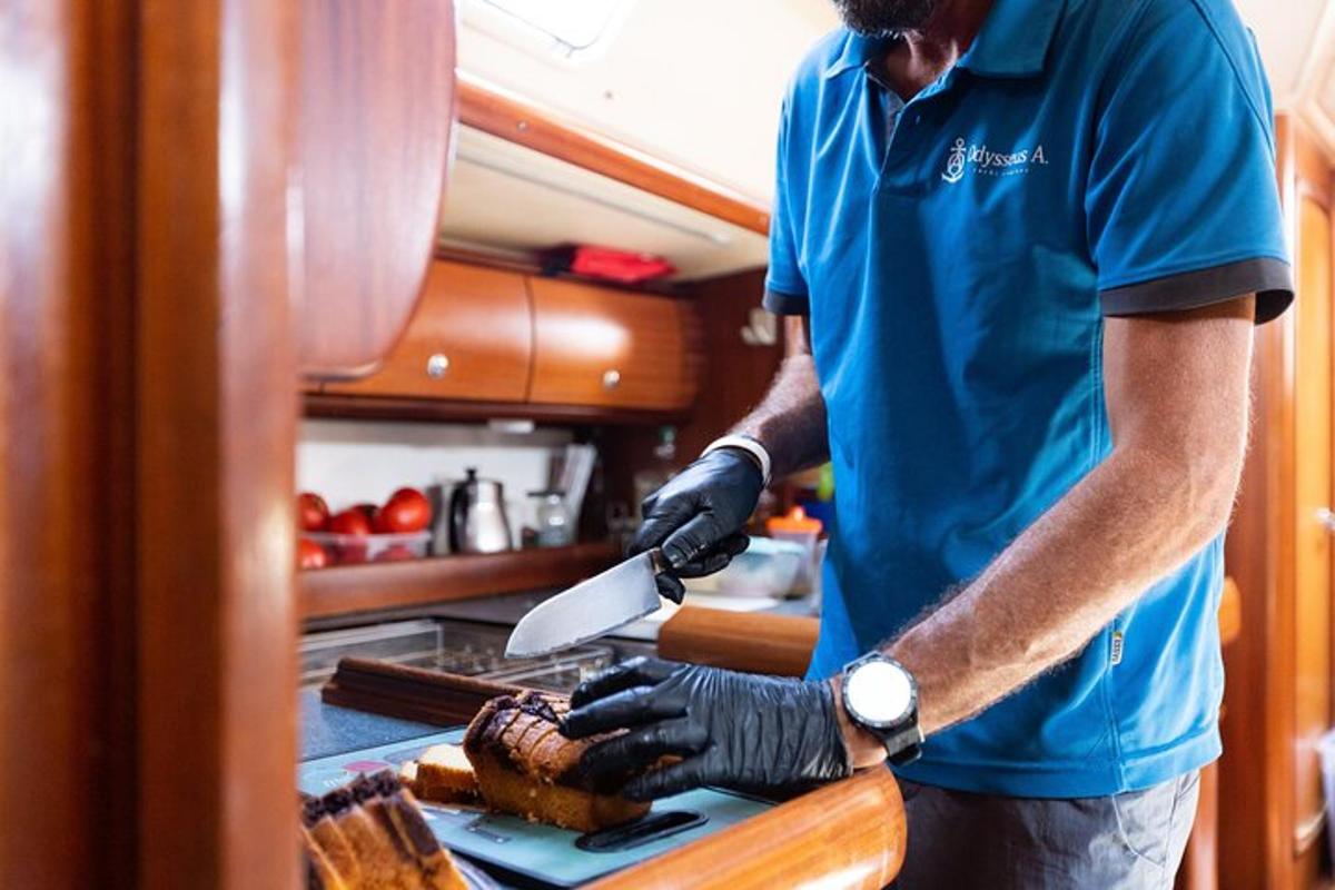 un uomo che taglia la carne con un coltello in una cucina