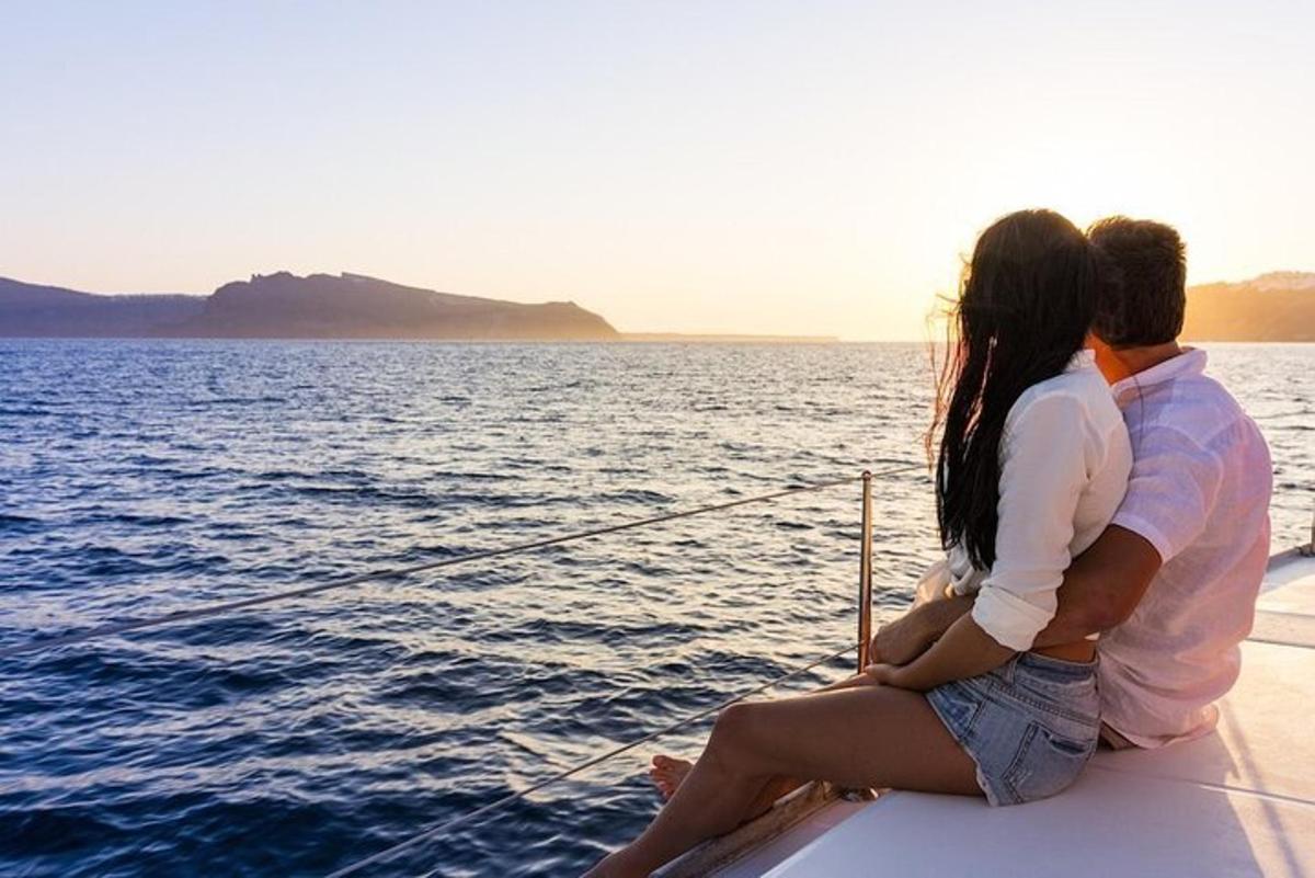 một người đàn ông và một người phụ nữ đang ngồi trên một chiếc thuyền trong nước