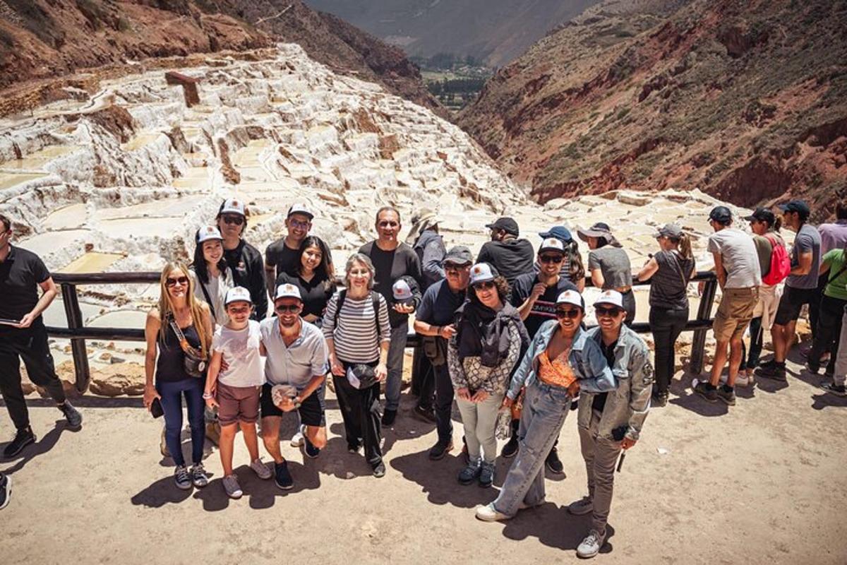 un gruppo di persone in posa per una foto in un canyon