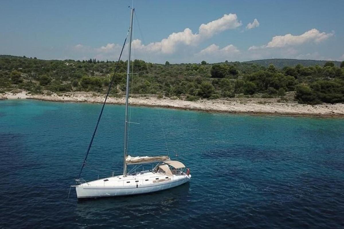 una barca bianca seduta in mezzo all'acqua