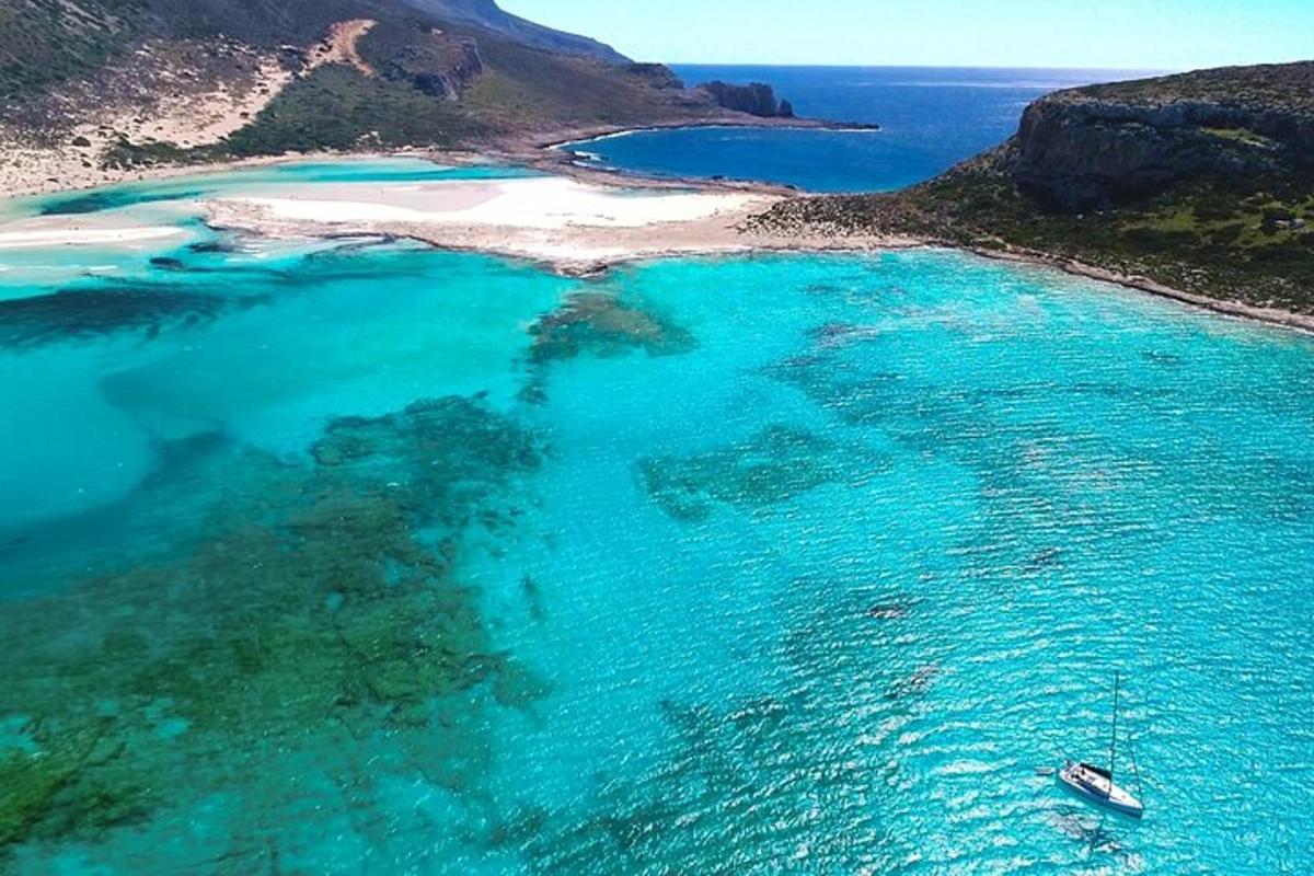 uma vista aérea de uma praia com um barco na água