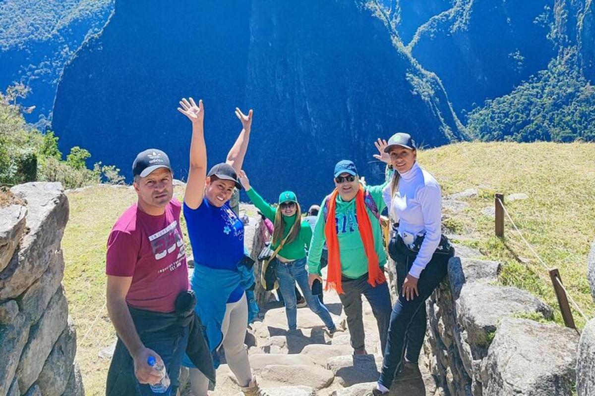 en gruppe mennesker som står på en fjellsti
