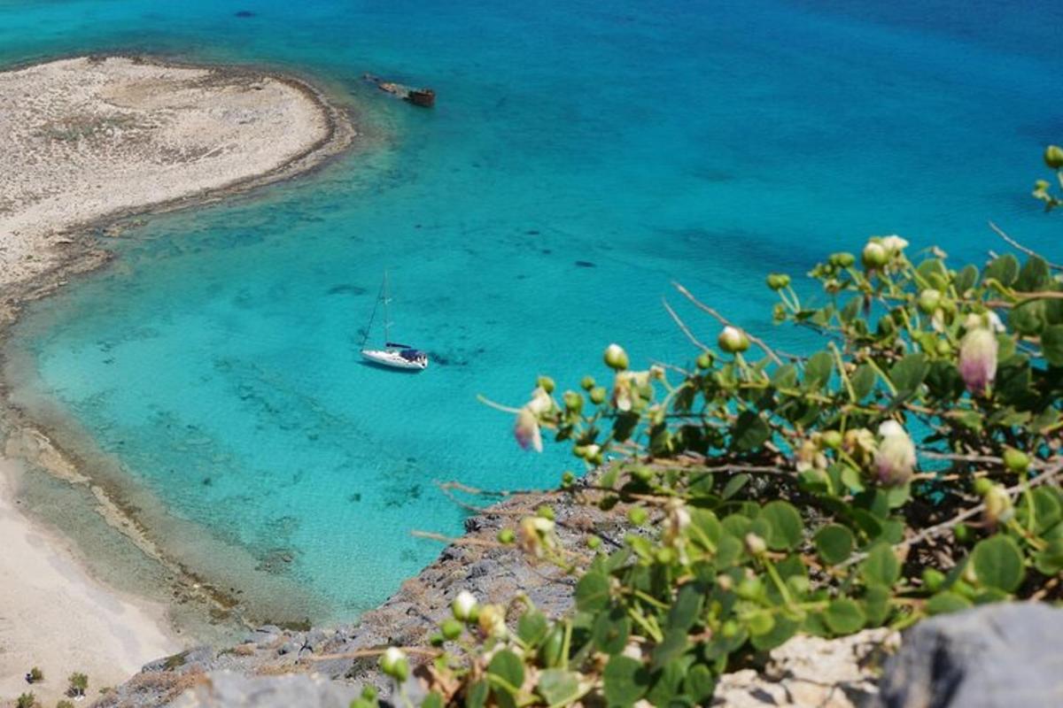 una barca in acqua vicino a una spiaggia