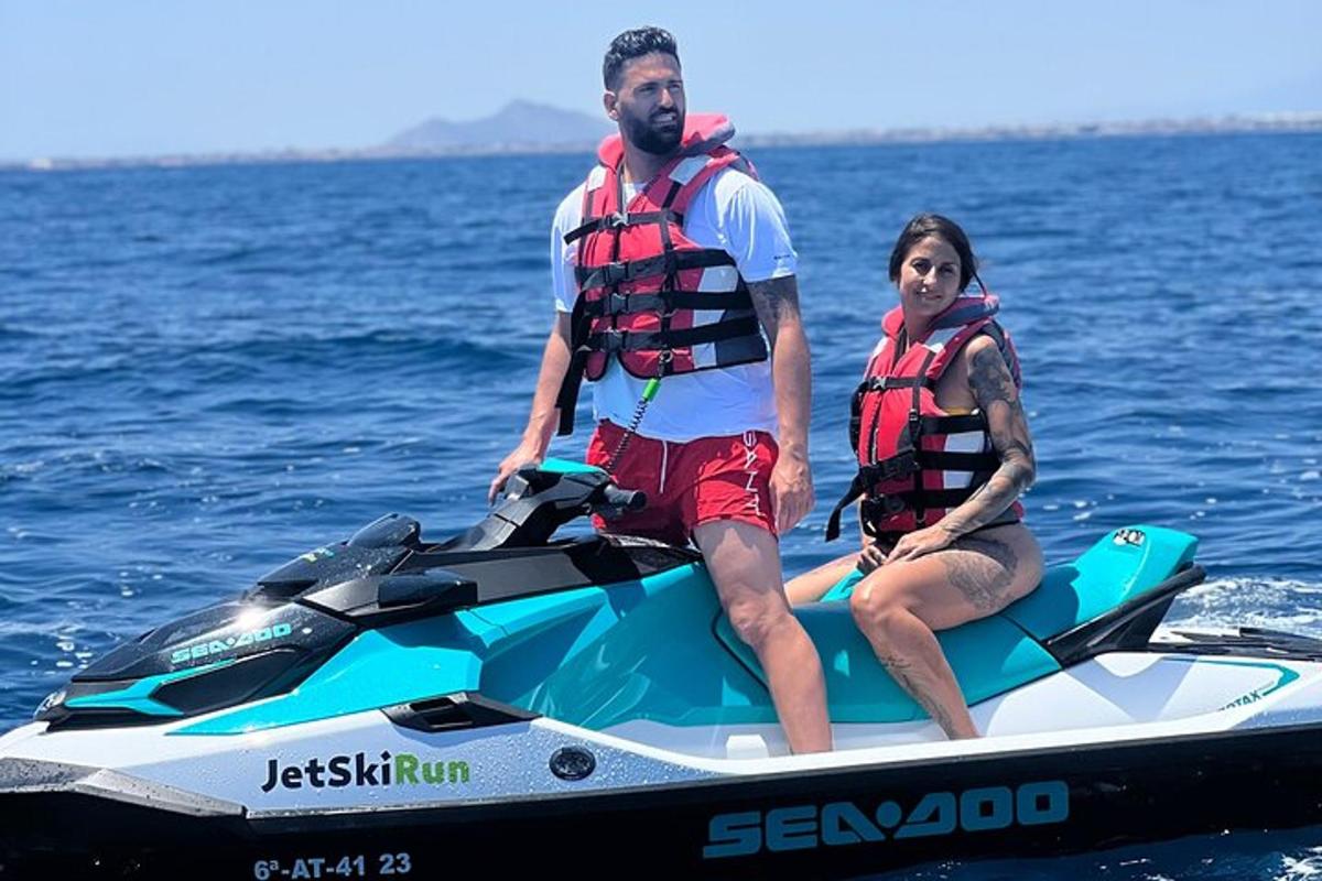 moški in ženska sedita na vodnem skuterju v vodi