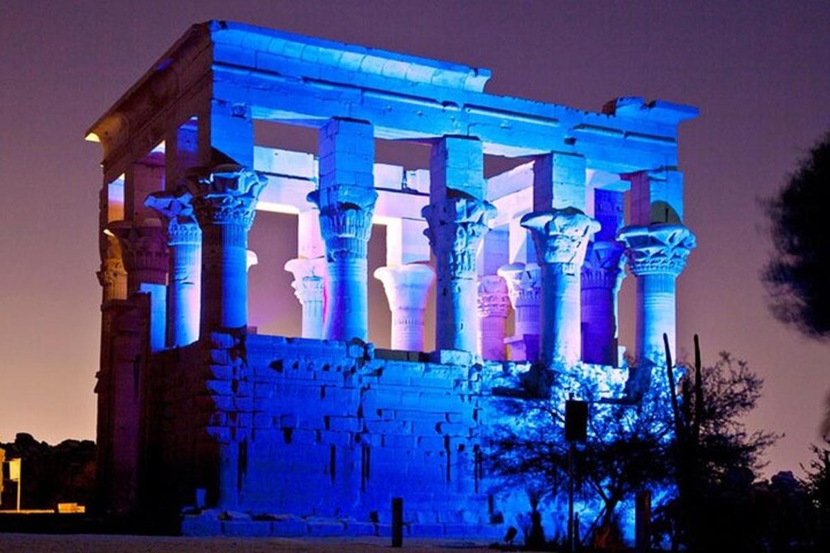 um edifício iluminado em azul à noite