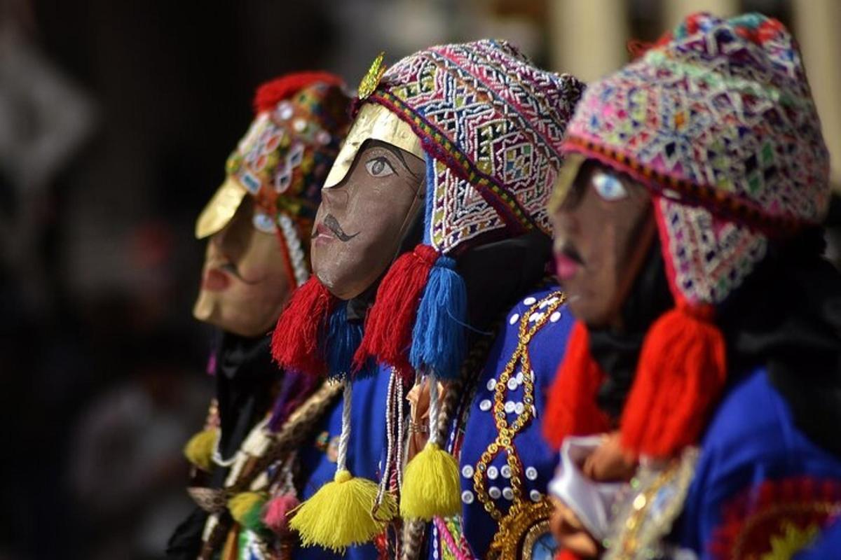 un gruppo di donne vestite con abiti colorati