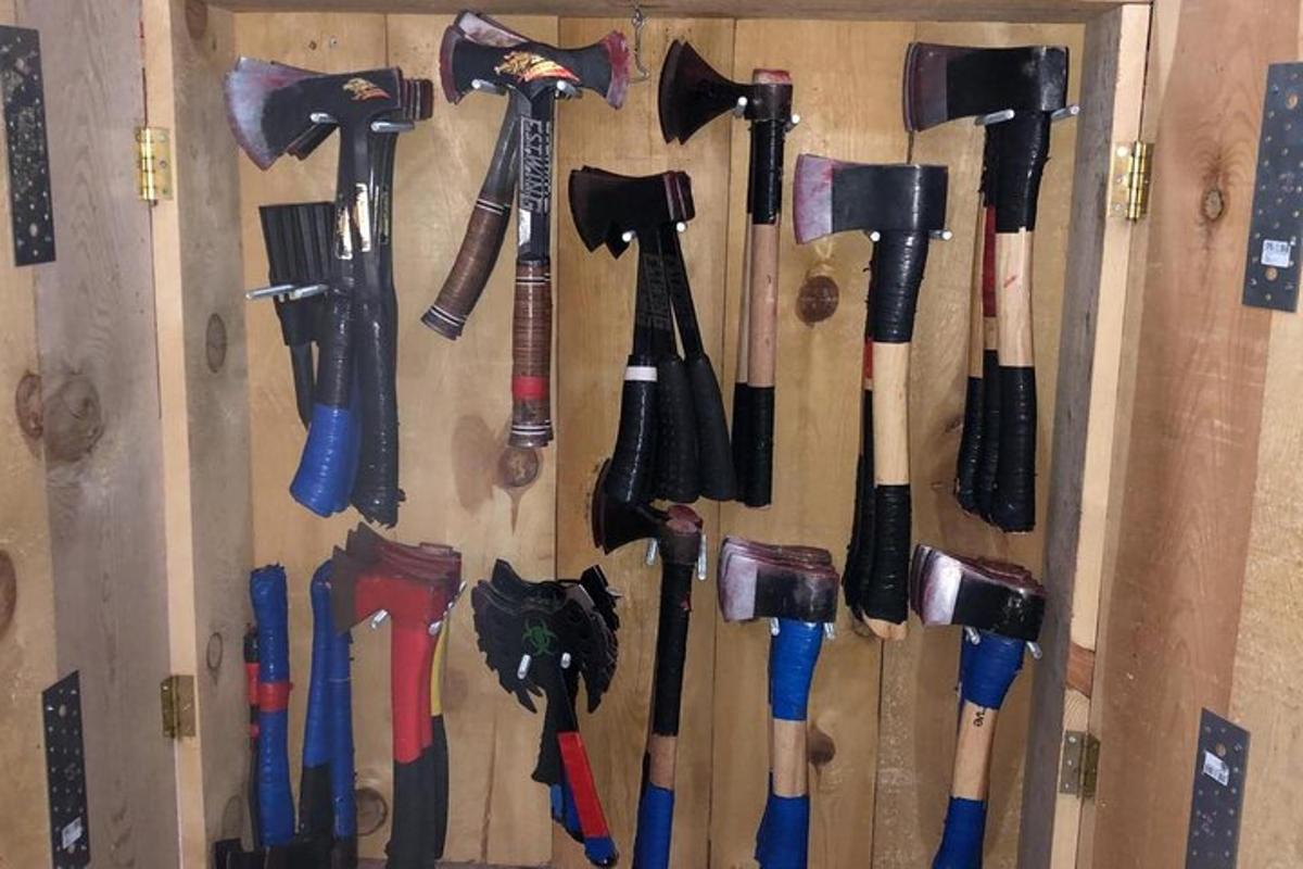 ένα σωρό διαφορετικά όπλα κρέμονται σε έναν τοίχο