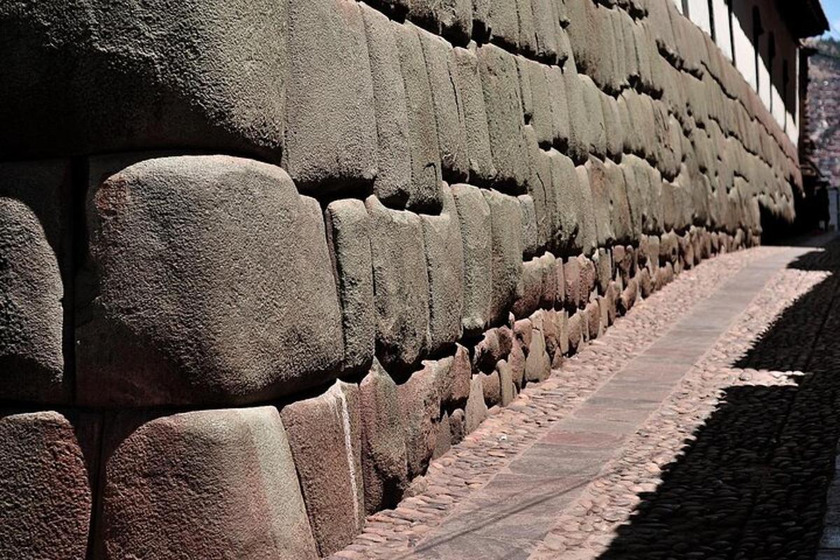 un muro di pietra con una lunga fila di pietre