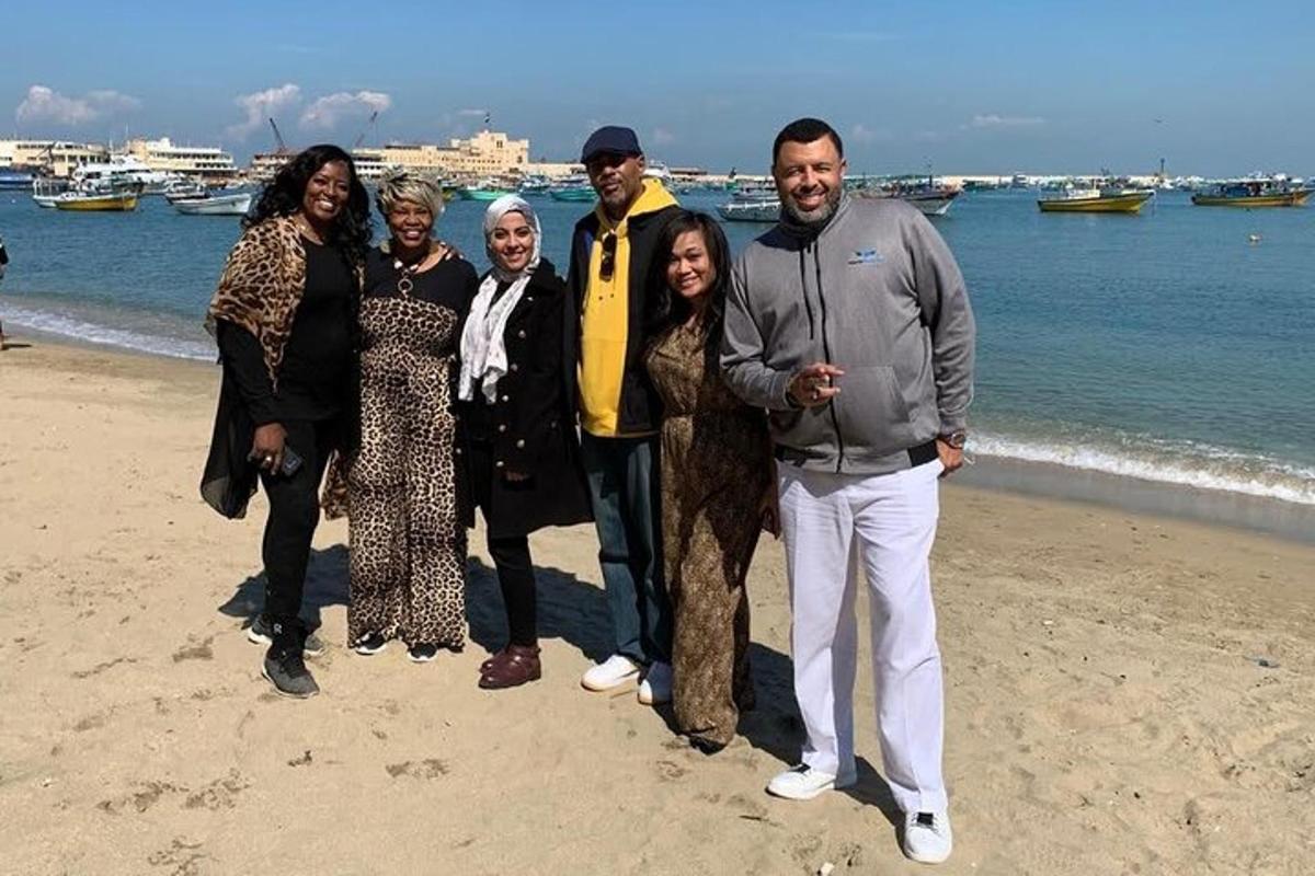 eine Gruppe von Menschen steht am Strand